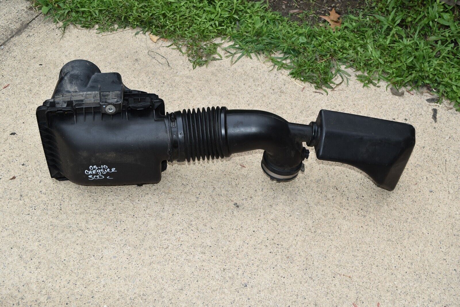 05 10 Chrysler 300 5.7L Air Intake Cleaner Filter Box Hose Resonator O