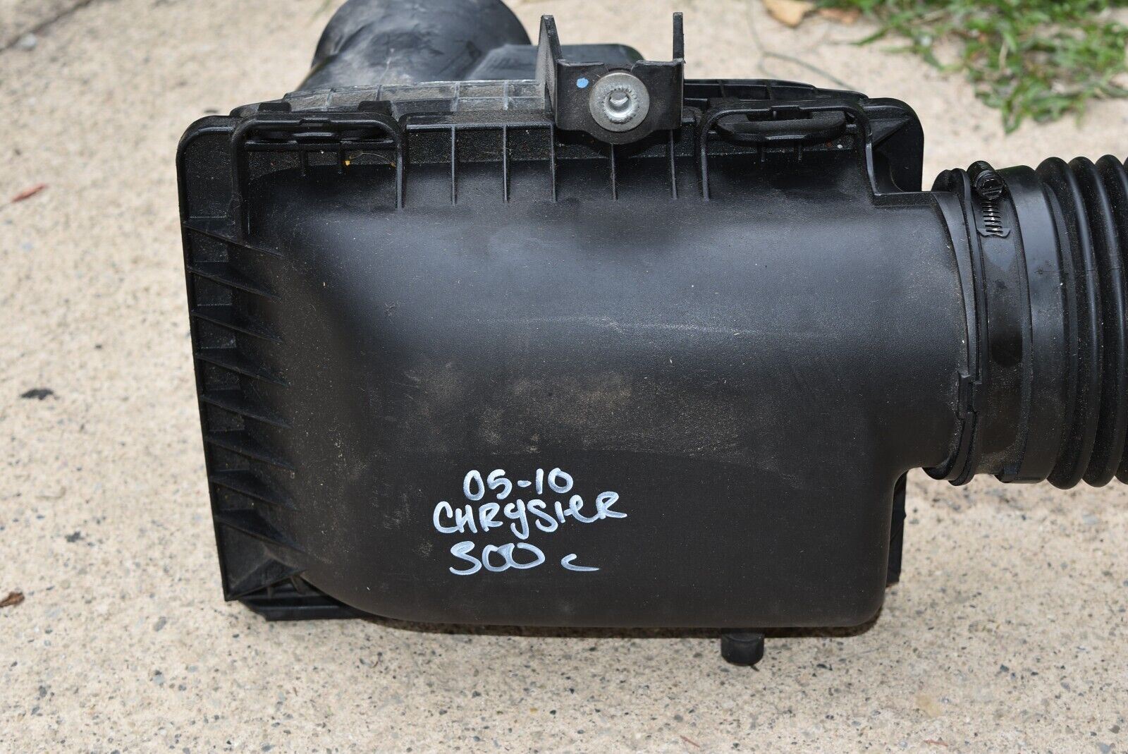 05 10 Chrysler 300 5.7L Air Intake Cleaner Filter Box Hose Resonator O