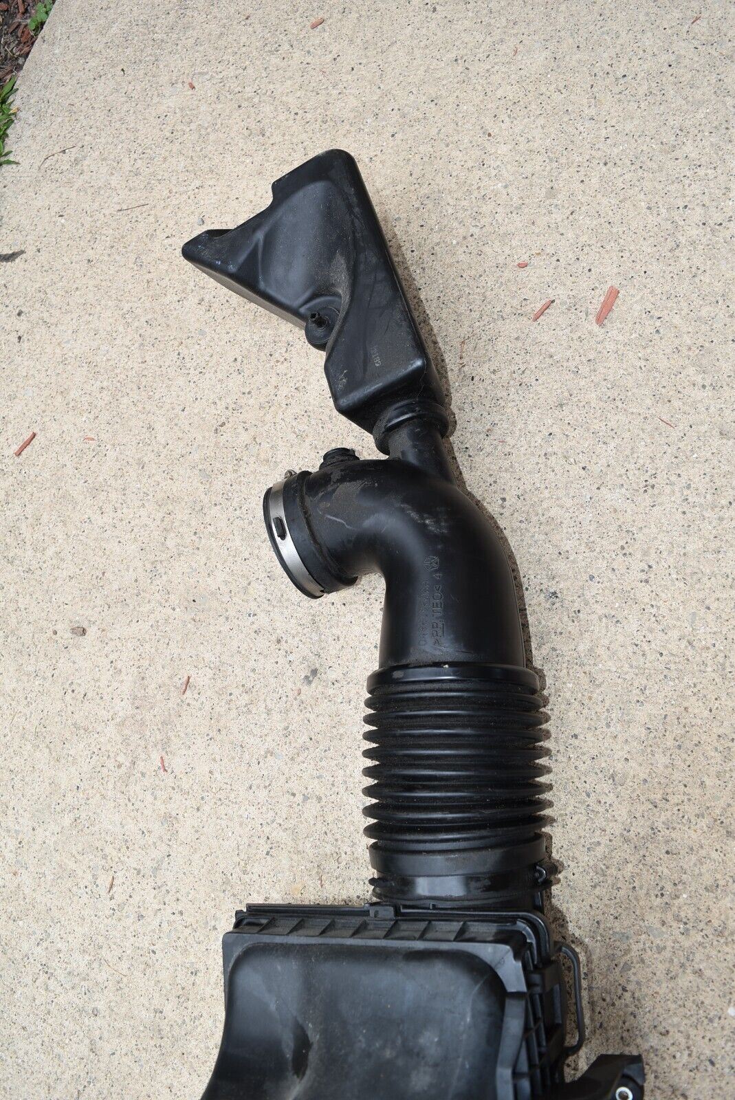 05 10 Chrysler 300 5.7L Air Intake Cleaner Filter Box Hose Resonator O