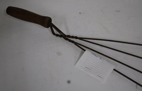 ANTIQUE PRIMITIVE EARLY RUG BEATER WITH WOODEN HANDLE