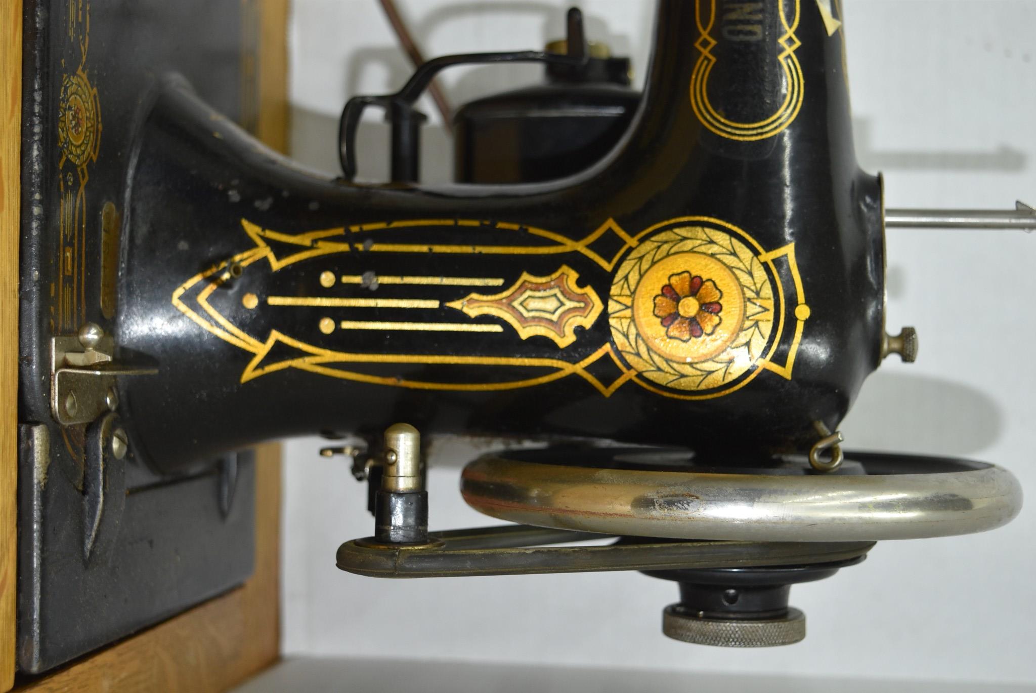 Antique 19101920 Damascus Grand Sewing Machine W Pedal Ornate All Met