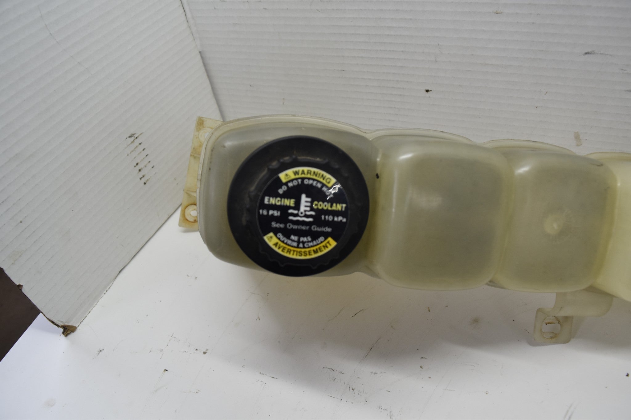 2000 2004 FORD F250 F350 7.3 DIESEL COOLANT RESERVOIR OVERFLOW TANK 01