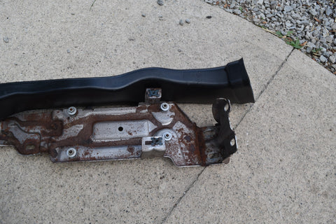 2007 CHEVROLET TRAILBLAZER CENTER CONSOLE MOUNT BRACKET AC DUCT 2004 2005 2007