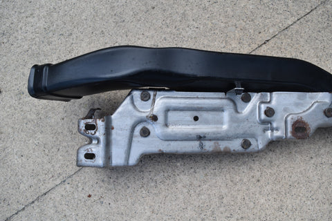 2007 CHEVROLET TRAILBLAZER CENTER CONSOLE MOUNT BRACKET AC DUCT 2004 2005 2007