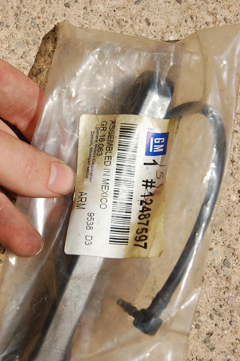 1999 2000 2001 2002 GMC Silverado Sierra LH Wiper Arm w/ Sprayer