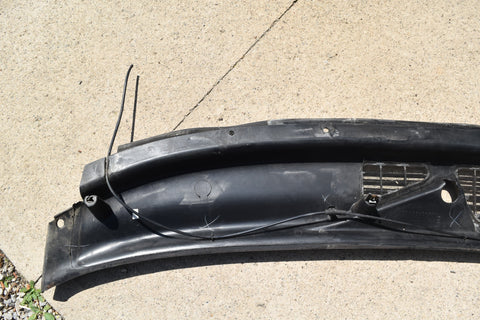 2002 2009 2007 CHEVROLET TRAILBLAZER PLASTIC HOOD COWL VENT PANEL ASSEMBLY 07 08