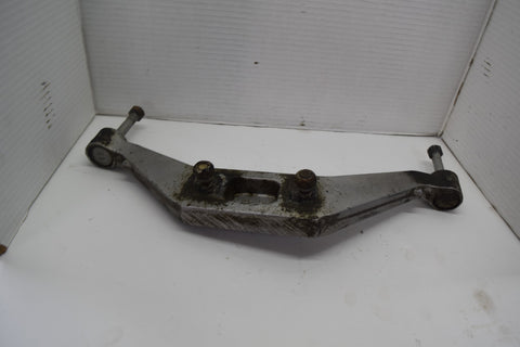 2000 2006 CHEVROLET SILVERADO SIERRA FRONT DIFFERENTIAL CARRIER MOUNT BRACKET 02