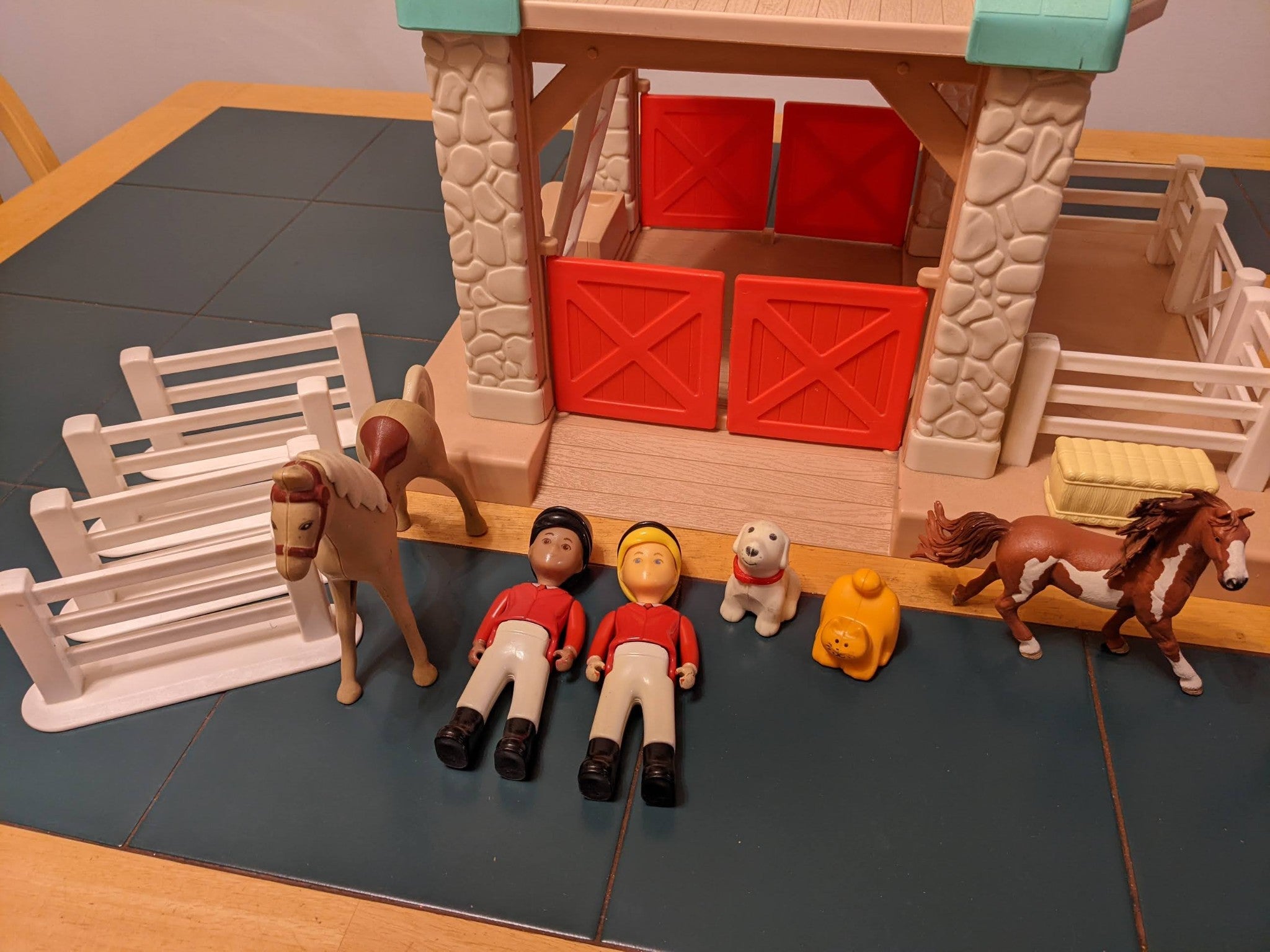 Vintage 1992 Little Tikes Dollhouse Horse Stable & Barn with Accessori